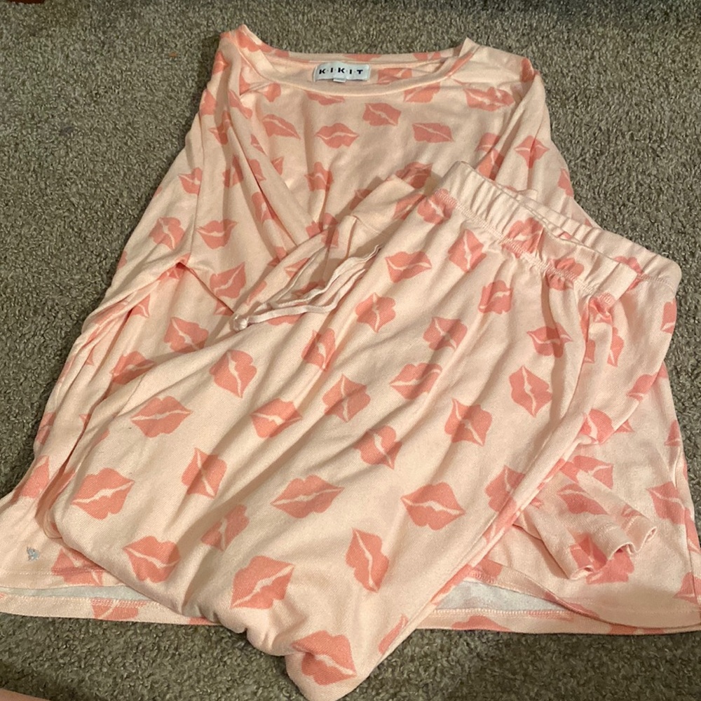 Kissing lip sleep wear